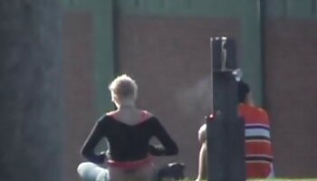 La petite teen Naomi Woods jacquie et michel la video du jour gratuite chevauche la bite du monstre de Jmacs sur le canapé