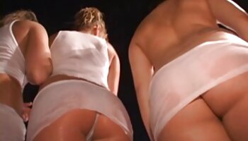 Fille nue voir video porno écartant ses longues jambes devant la webcam