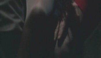 L'adolescente riche Lovita Fate paie le chauffeur de taxi en espèces pour un strip-tease des vidéos porno gratuit