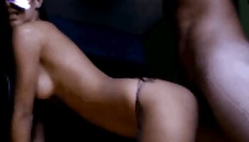 Roxanne Miller met des seins-lait vidéo sex française dans son café
