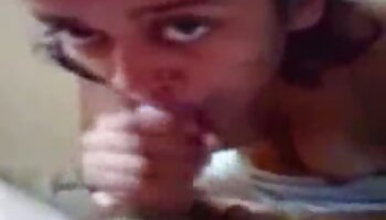 femme coquine joue video sexd avec sa chatte