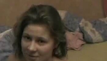 Petite mignonne s'amuse en solo dans la site de video sexe baignoire et la douche