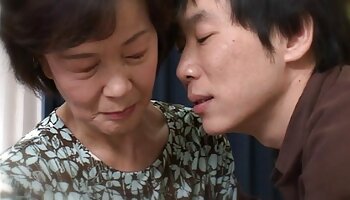 Nozomi Yui sérieusement baisée par deux hommes vidéo x gros seins