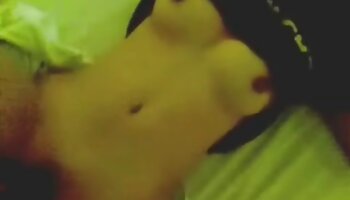 La fille percée Raquel Diamond chevauche sa bite jusqu'à ce qu'il en video srxe casse une sur ses seins