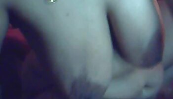Fille sexy avec de vidéos porno de femmes noires gros seins et des lunettes