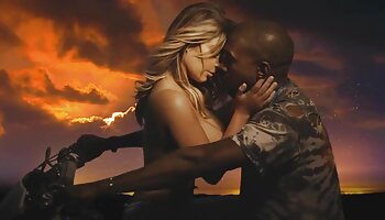 Une black sexy videoporno africaine aime la bite blanche plus âgée
