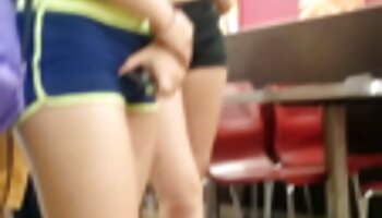 Serrant les seins